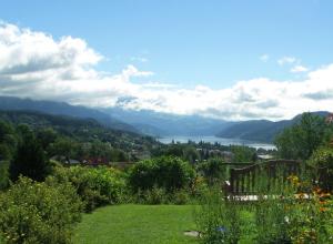 Elle offre une vue sur une vallée avec un lac et des montagnes. dans l'établissement Landhaus Egger, à Seeboden