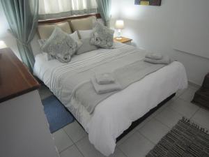 Кровать или кровати в номере See Rus Self catering unit in Westbrook KZN Private Neat and Cosy