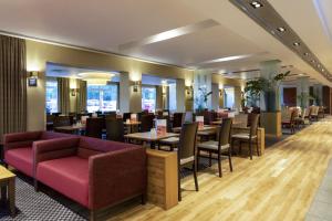 a restaurant with tables and chairs in a room at Holiday Inn Express Southampton - M27, J7 by IHG in Southampton
