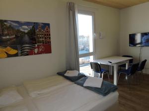 pokój z łóżkiem, stołem i oknem w obiekcie 211 Amsterdam, Studio Apartment, 30m2 1-4 Pers w mieście Klagenfurt