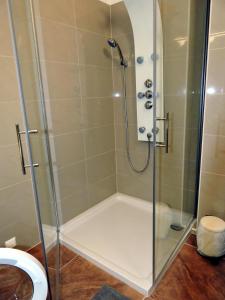 A bathroom at 211 Amsterdam, Studio Apartment, 30m2 1-4 Pers Még 18 kép