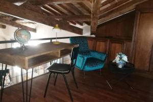 una camera con due sedie e un tavolo in legno di La dimora di Kinzica a Pisa