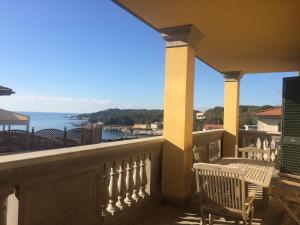 a balcony with chairs and a view of the ocean at Appartamenti fronte mare in Castiglioncello