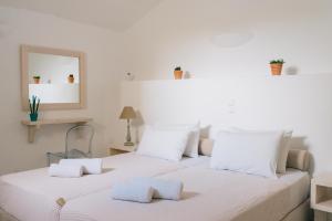 เตียงในห้องที่ Zatrikion Santorini Villas