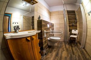 een badkamer met een wastafel en een toilet bij Noclegi nad Zalewem Bukówka in Lubawka