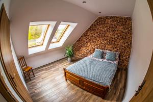 - une chambre avec un lit et 2 fenêtres dans l'établissement Noclegi nad Zalewem Bukówka, à Lubawka