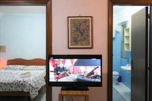 マルティンシクーロにあるMartinsicuro Appartamento 35mq A Pochi Passi Dal Mareのベッドルーム1室とベッド1台付きの部屋(テレビ付)