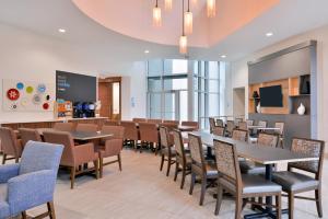 ห้องอาหารหรือที่รับประทานอาหารของ Holiday Inn Express New Orleans - St Charles, an IHG Hotel