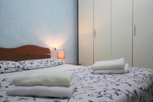マルティンシクーロにあるMartinsicuro Appartamento 35mq A Pochi Passi Dal Mareのベッドルーム1室(枕2つ付)