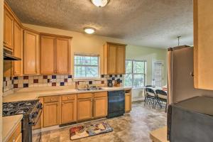 Gallery image of Spacious Stone Mountain Home - Walk Everywhere! in Stone Mountain