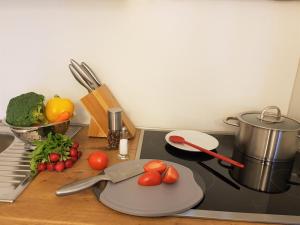 um balcão de cozinha com vegetais e uma panela no fogão em Galeriewohnung Ritter Ramm em Goslar