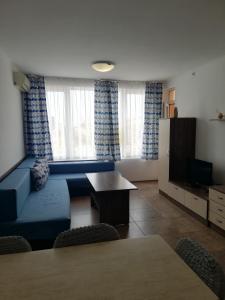 TV a/nebo společenská místnost v ubytování Apartamenti Zhelezovi