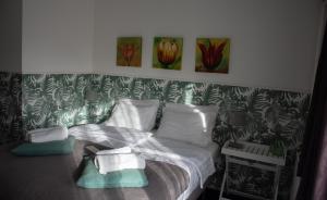 Een bed of bedden in een kamer bij Bed & Breakfast Hotel Zandvoort