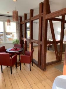 ein Wohnzimmer mit einem Tisch und Stühlen in einem Zimmer in der Unterkunft Appartment 5 in Braunlage + 2 Fotos