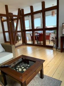 ein Wohnzimmer mit einer Couch und einem Couchtisch in der Unterkunft Appartment 5 in Braunlage