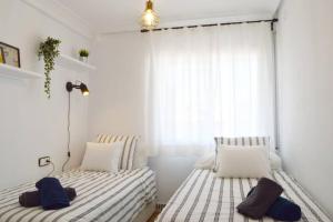 Posteľ alebo postele v izbe v ubytovaní Seafront apt Amazing terrace 2 double & 2 single bed