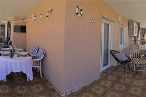 Televízia a/alebo spoločenská miestnosť v ubytovaní Seafront apt Amazing terrace 2 double & 2 single bed
