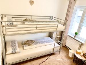 Cama ou camas em um quarto em New Hostel Berlin Mitte FREE SNACK hot tea and coffee