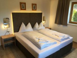 Un pat sau paturi într-o cameră la Appartements Oberhof