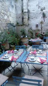 einen Tisch mit Teller mit Speisen darüber in der Unterkunft La Maison Colline in Saint-Émilion