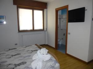 Un dormitorio con una cama con una toalla. en B&B La Beula, en Baceno