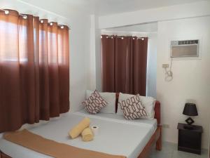 Postel nebo postele na pokoji v ubytování Zenith Inn & Resto Bar