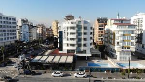una ciudad con coches estacionados en un estacionamiento en Pacco Hotel & SPA en Antalya