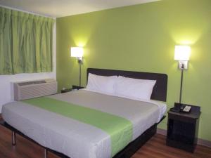 מיטה או מיטות בחדר ב-Motel 6-North Olmsted, OH - Cleveland