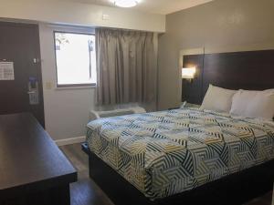 een hotelkamer met een bed en een raam bij Motel 6-Burnsville, MN in Burnsville