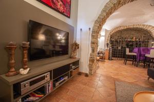 a living room with a television and an archway at Casa Cristina Bed&Breakfast in Ripabottoni