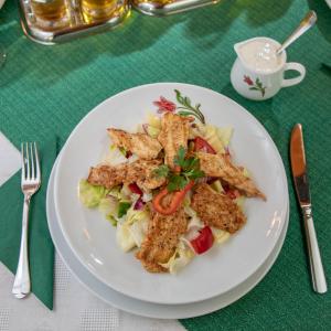 Jedzenie w pensjonacie lub w pobliżu