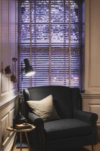un soggiorno con divano e finestra di Superior Stays Rosewell House - Bath City Centre a Bath