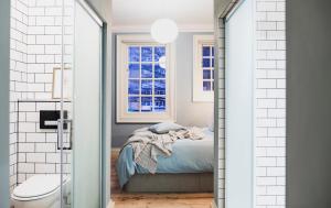 una camera con letto, servizi igienici e finestra di Superior Stays Rosewell House - Bath City Centre a Bath