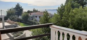 widok na dom z balkonu w obiekcie Apartment Krajacic w Krku