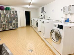 アローザにあるLorez 5D by Arosa Holiday "neu renoviert"の洗濯機、洗濯機、乾燥機が備わるランドリールーム