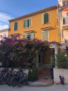 un groupe de vélos garés devant un bâtiment dans l'établissement APPARTEMENT GRAND CONFORT PORQUEROLLES, à Porquerolles