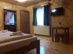 Postel nebo postele na pokoji v ubytování Pensiunea agroturistică Casa Brădeana + 37 fotografií