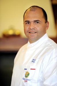 mężczyzna w białym mundurze kucharza w obiekcie Hotel Restaurant Perle Des Vosges w mieście Muhlbach-sur-Munster