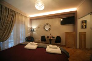 1 dormitorio con 1 cama y 1 mesa con sillas en Denise Luxury Apartment-Centre of Athens,Kolonaki, en Atenas