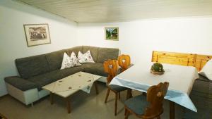 uma sala de estar com um sofá e uma mesa em Genuss.Haus.Fankhauser em Tux