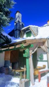 ein Haus mit Schnee drauf in der Unterkunft GreenPointMountainHouse for 6 persons in Kopaonik
