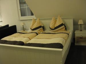 ヴィンターベルクにあるFerienwohnung Davidのベッドルームに枕付きのベッド2台が備わります。