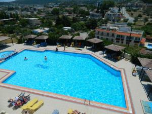 Bazén v ubytování Telhinis Hotel & Apartments nebo v jeho okolí