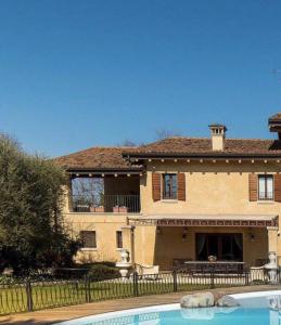 The swimming pool at or close to Casale la Meridiana