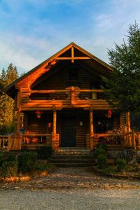 a log cabin with a front porch and a door at Hotel Khatky Ruslany in Vorokhta