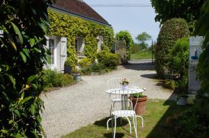 a table and chairs in the garden of a house at Ô 156 in Saint-Georges-sur-Cher