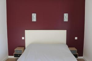 - une chambre avec un lit blanc et trois photos sur le mur dans l'établissement Hotel Etchoinia, à Lasse