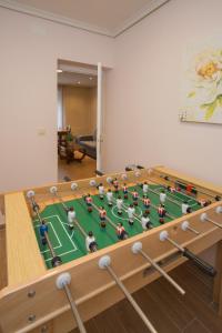einen Tisch mit einem Spielzeug-Fußballspiel darauf in der Unterkunft Apartamentos turisticos Avila Villa Carmen III in Avila