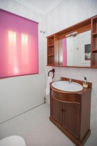 a bathroom with a sink and a tub at Apartamentos turisticos Avila Villa Carmen III in Ávila