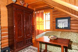 a room with a bench and a table in a cabin at Hotel Khatky Ruslany in Vorokhta